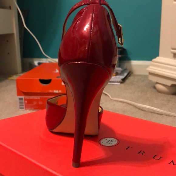 Ivanka Trump dark red pumps - Picture 3 of 4